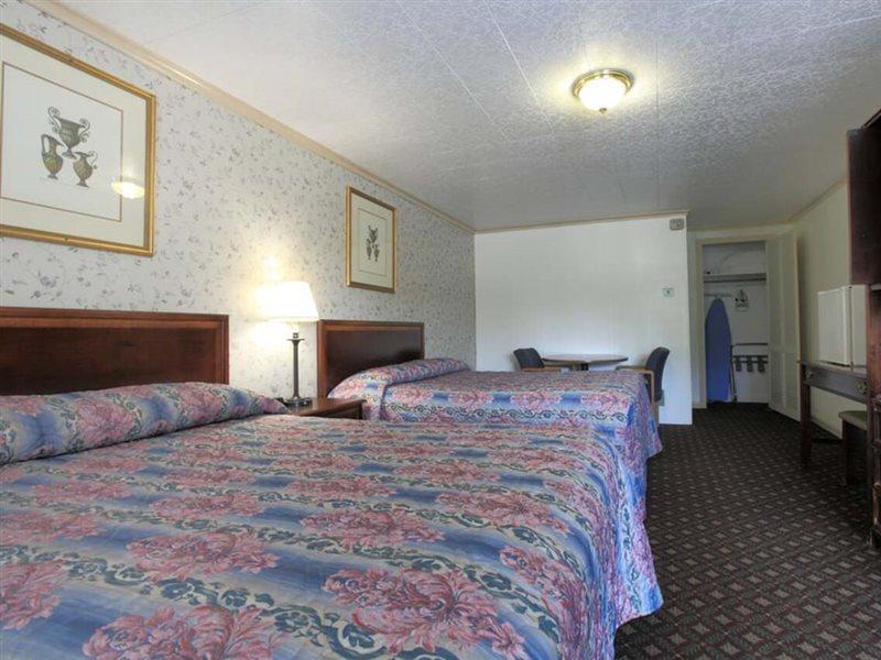 Colony Motel Jamestown Exterior photo