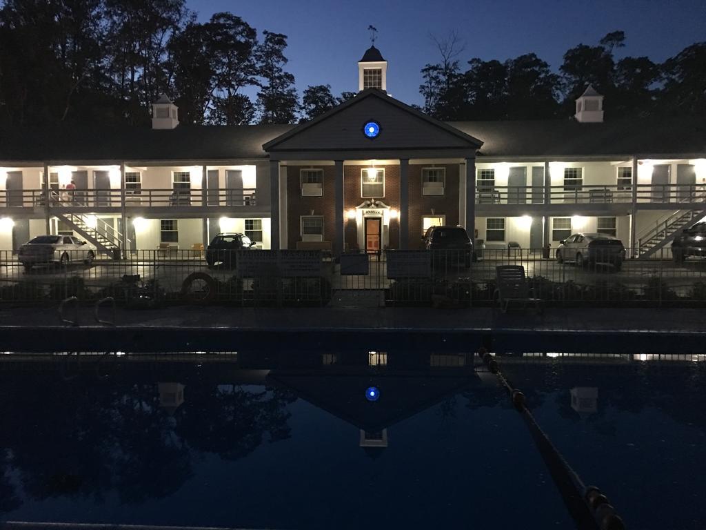 Colony Motel Jamestown Exterior photo